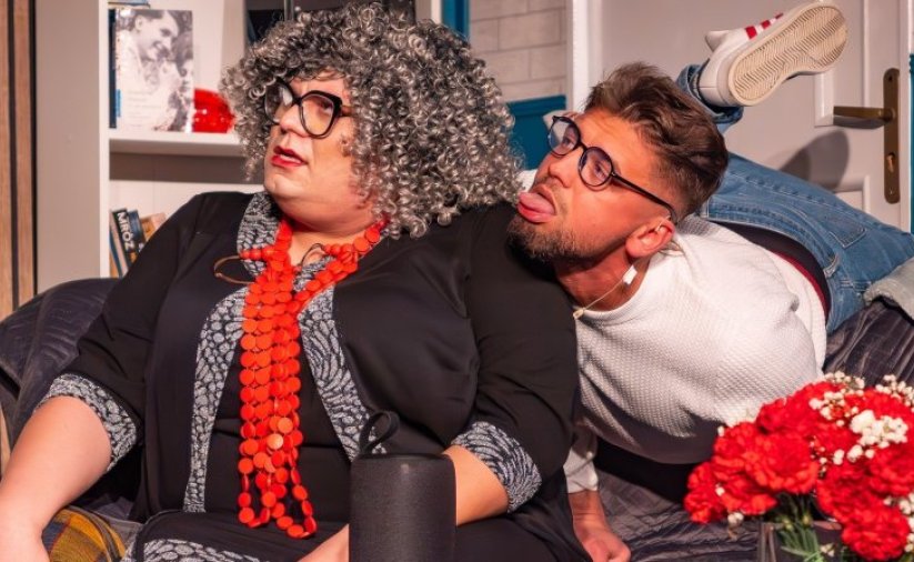 Fragment spektaklu, dwóch aktorów siedzących na fotelu