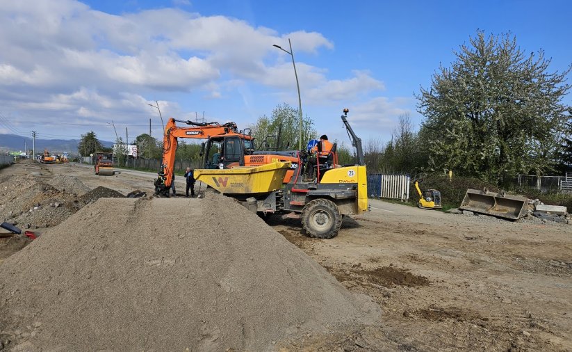 koparka i wywrotka na pierwszym, planie przebudowy ul. Kilińskiego w Dzierżoniowie