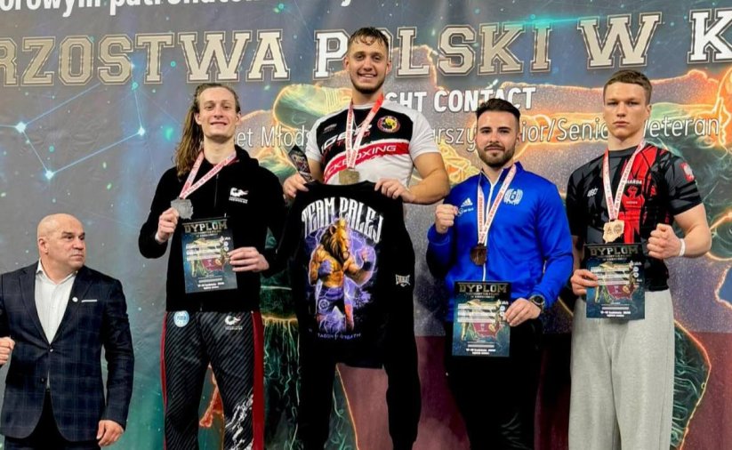 Max na pierwszym stopniu podium, po bokach inni zawodnicy