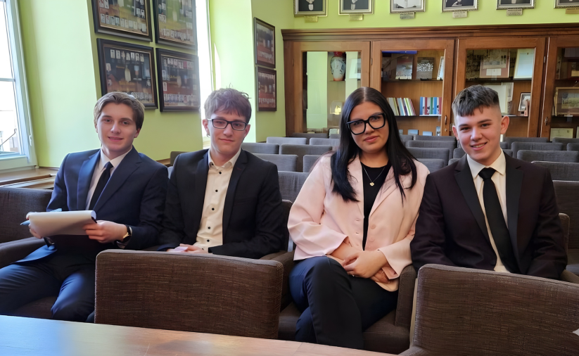 Młodzieżowi radni podczas sesji rady miejskiej, po prawej przewodniczący