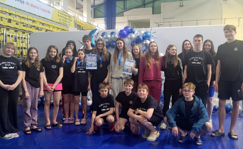 Zawodnicy klubu MKS9 na wspólnym zdjęciu, większość w czarnych koszulkach