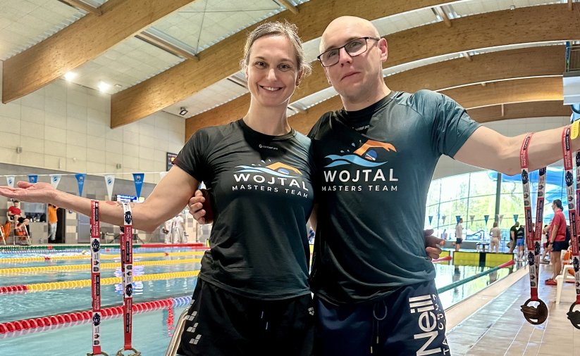 Zuzanna Pisarska i Bartosz Granzow w klubowych koszulkach przy krawędzi basenu