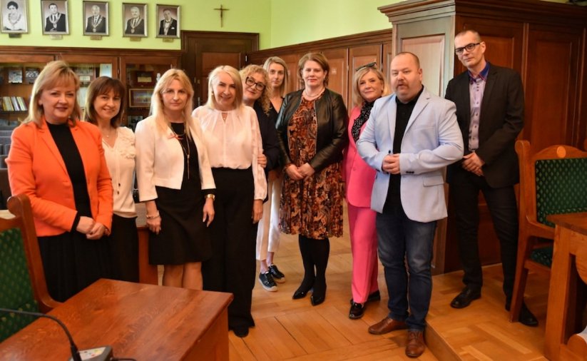 Grupowe zdjecie dyrektorek placówek oświatowych z zastępcami burmistrza Dzierżoniowa