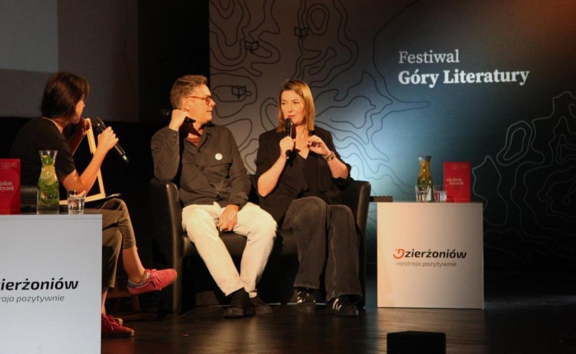 Dwie kobiety i mężczyzna siedzą na krzesłach i rozmawiają, z tyłu napis Festiwal Góry Literatury, na dole logo Dzierżoniowa