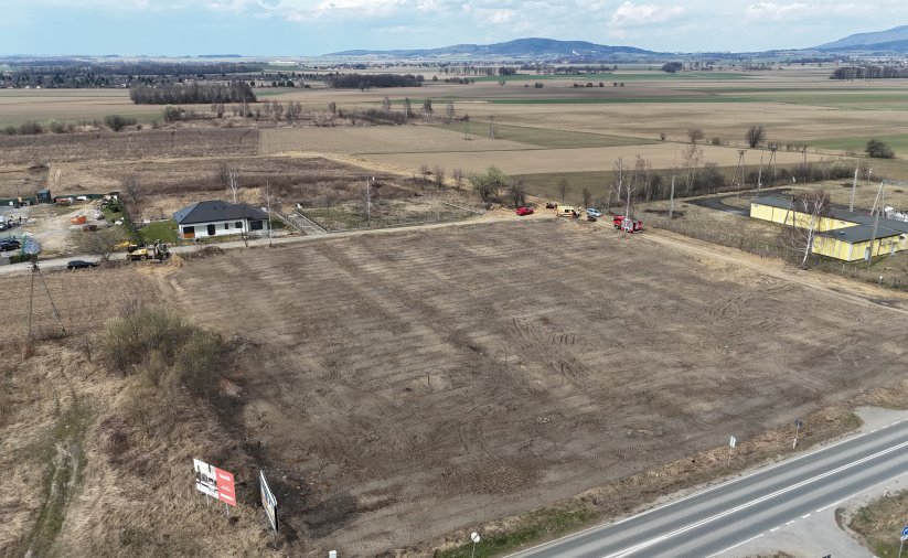 Teren z lotu ptaka z wyznaczonymi działkami pod zabudowę