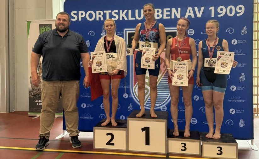 Cztery zawodniczki na podium, dwie na trzecim miejscu. Wszystkie z medalami i dyplomami w dłoniach