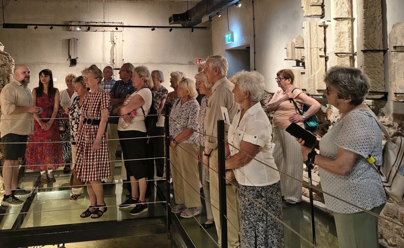 Członkowie TOZD-u na grupowym zdjęciu podczas zwiedzania muzeum