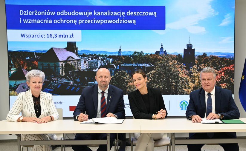 Burmisstrz Dzierzoniowa, skarbnik i pracownicy NFOŚIGW podczas podpisania umowy na dofinansowanie kanalizacji deszczowej