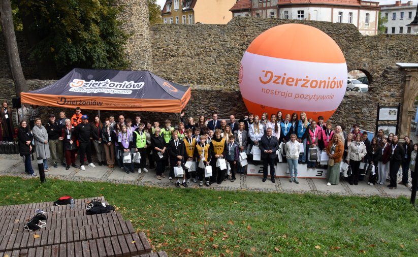 Uczestnicy i organizatorzy 2. edycji gry terenowej „Przedsiębiorczy Dzierżoniów” na tle murów obronnych miasta.