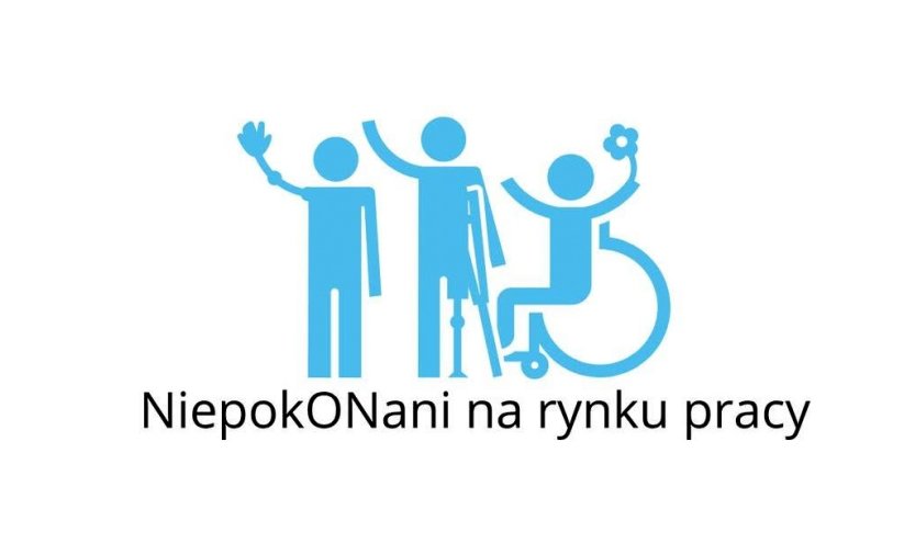 Czarny napis "Niepokonani na rynku pracy" i niebieskie stylwetki trzech osób