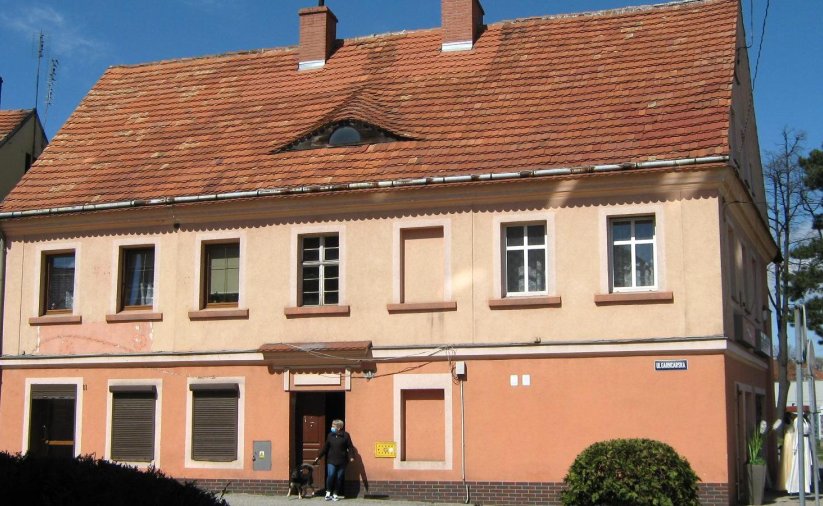 Dwupiętrowy budynek mieszkalny