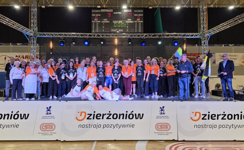 Grupowe zdjęcie uczestników turnieju miast