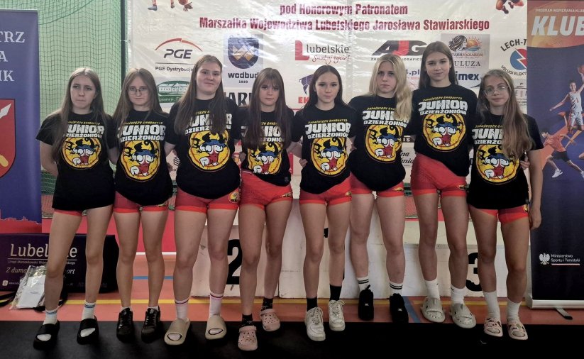 Osiem zawodniczek w koszulkach klubowych 