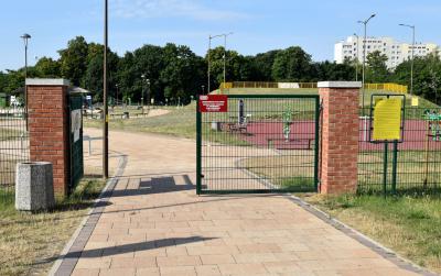 Wjście do Alei Bajkowych Gwiazd od strony os. Różanego