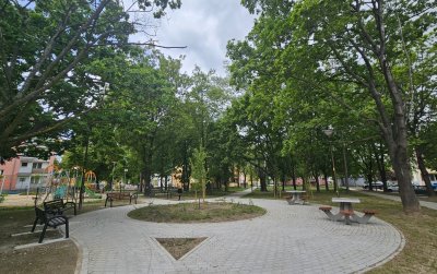 Małe rondo dla pieszych w parku wewnątrz osiedla mieszkalnego