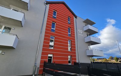 Szczytowa część budynku przy ul. Sowiogórskiej 10