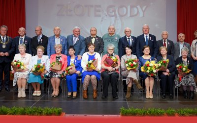 Grupowe zdjęcie jubilatów nas scenie