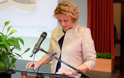 Kierowniczka Urzędu Stanu Cywilnego przy mównicy 