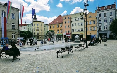 Fontann na rynku otoczona ławkami