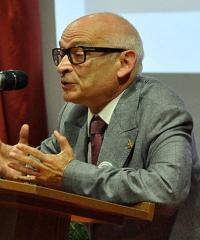 Jan Lityński w trakcie przemówienia przy mównicy