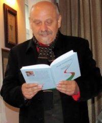 Adam Lizakowski czytający książkę