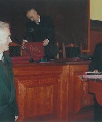 Mieczysław Tabisz odbierający medal od przewodniczącego rady