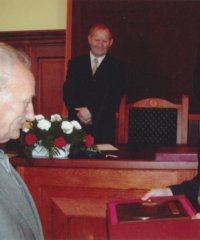 Wojciech Jaruzelski odbierający medal z rąk przewodniczącego rady