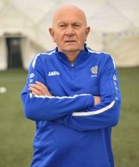 Wiesław Pisarski w niebieskiej koszulce sportowej