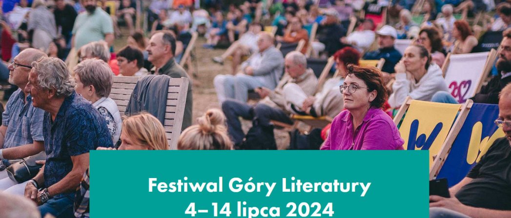 Duża grupa ludzi siedzących na leżakach plażowych i napis Festiwal Góry Literatury