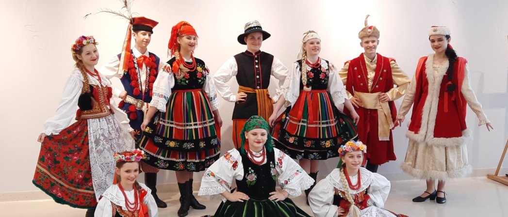 Dziesięcioro „Ślężan” w kolorowych, ludowych strojach na białym tle