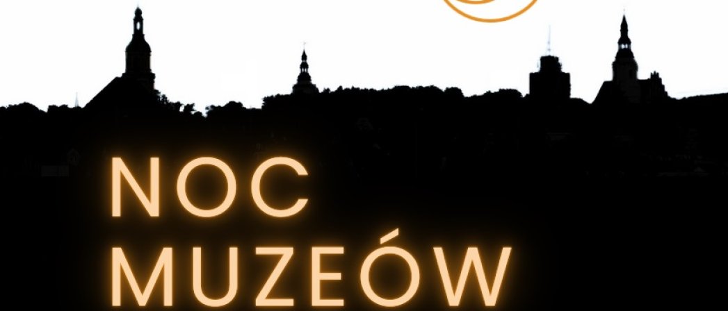 Cztery czarne wieże na białym tle i napis Noc Muzeów