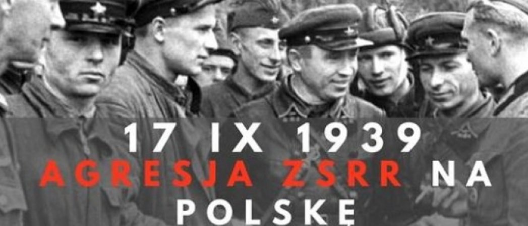 Napis Agresja ZSRR na Polskę na tle archiwalnego zdjęcia grupy żonierzy