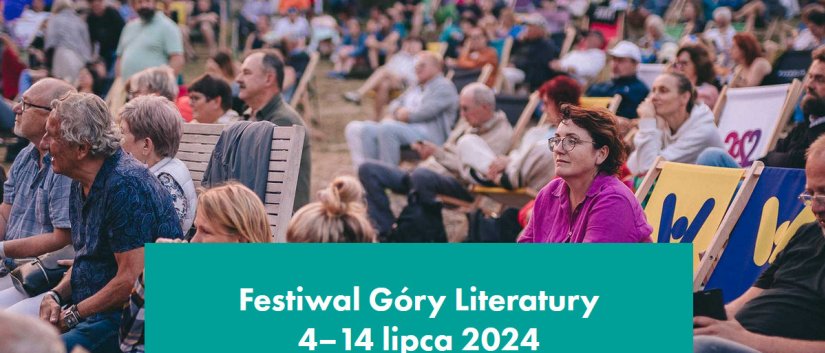 Duża grupa ludzi siedzących na leżakach plażowych i napis Festiwal Góry Literatury