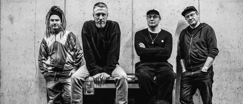 Czterech muzyków na wspólnym czarno-białym zdjęciu