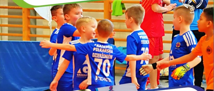 Młodzi piłkarze w niebieskich koszulkach