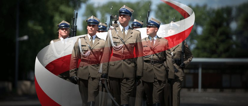 Kilku żołnierzy w mundurach, na zdjęcie naniesiona biało-czerwona wstęga